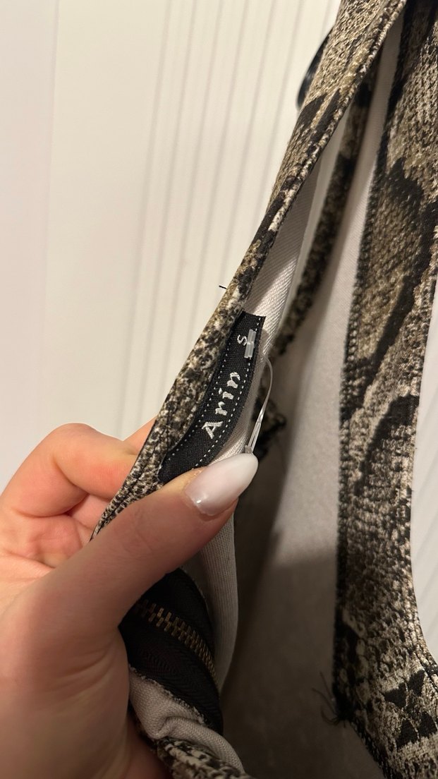 Yılan Desenli Zincir Detaylı Kalem Elbise - Görsel 4