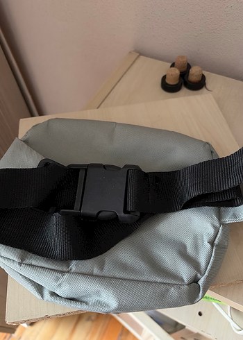 Gri Bel Çantası M West Logolu - Görsel 2