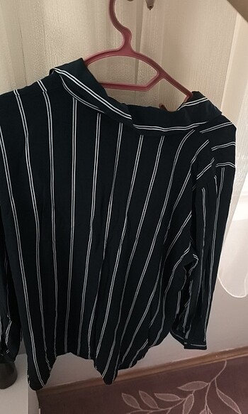 Yeşil çizgili düğmesiz gömlek  - Görsel 2