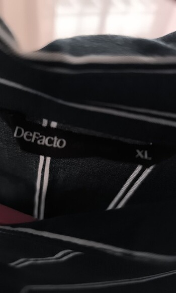 Yeşil çizgili düğmesiz gömlek  - Görsel 3