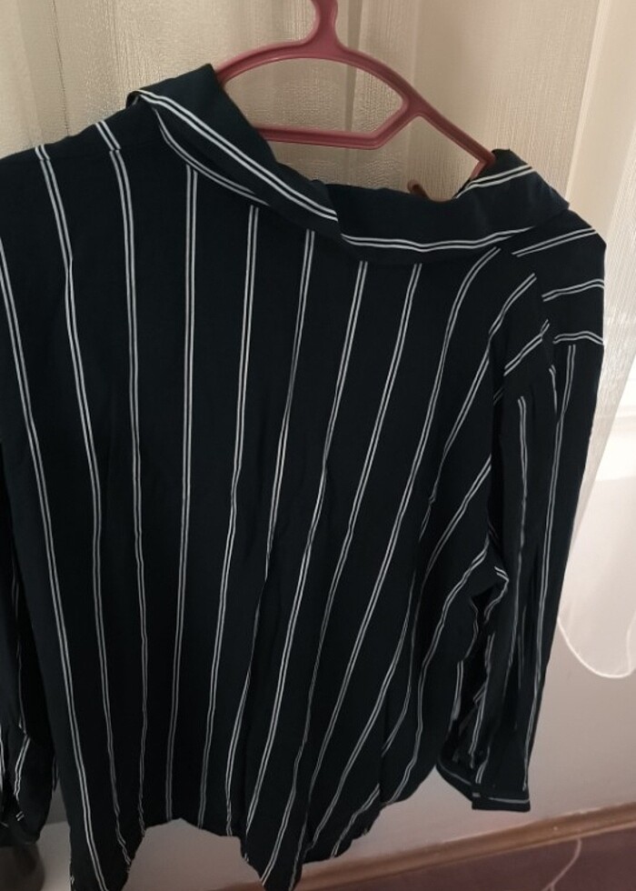 Yeşil çizgili düğmesiz gömlek  - Görsel 2