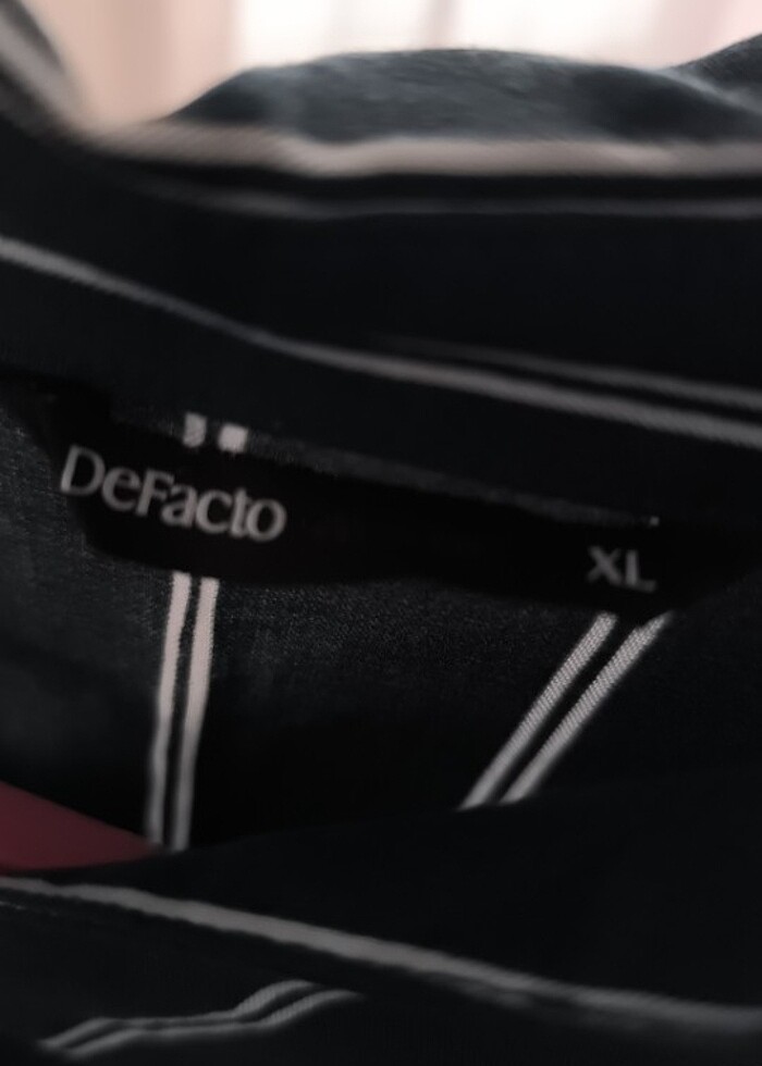 Yeşil çizgili düğmesiz gömlek  - Görsel 3