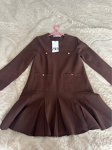 ZARA ETİKETİ ÜZERİNDE PİLİLİ ETEKLİ KAHVERENGİ ELBİSE
