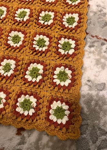 Kahverengi İşlemeli Örgü Battaniye - Görsel 2