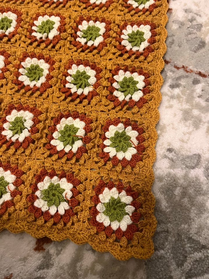 Kahverengi İşlemeli Örgü Battaniye - Görsel 2