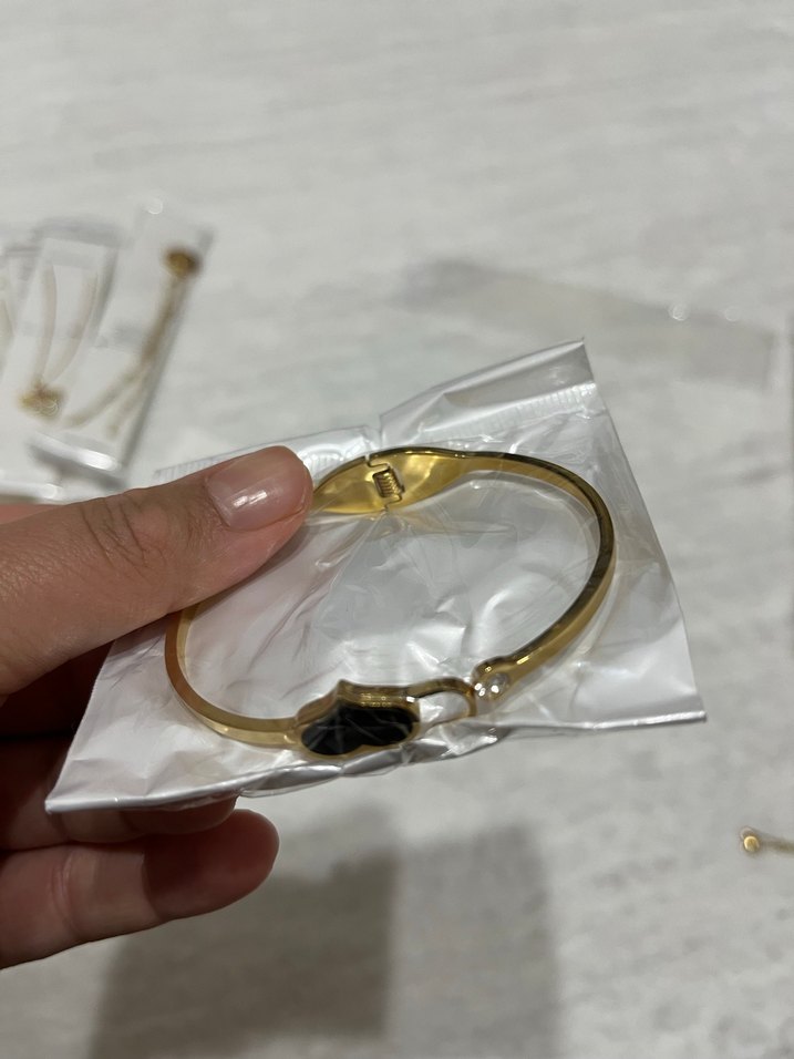 Klasik Şıklık Altın Renk Minimalist Çelik Bileklik - Görsel 2