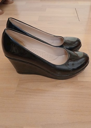 Siyah Rugan Dolgu Topuklu Kadın Stiletto