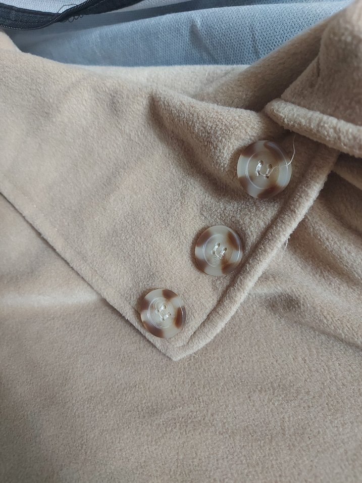 Düğmeli Bej Kadın Panço - Görsel 3