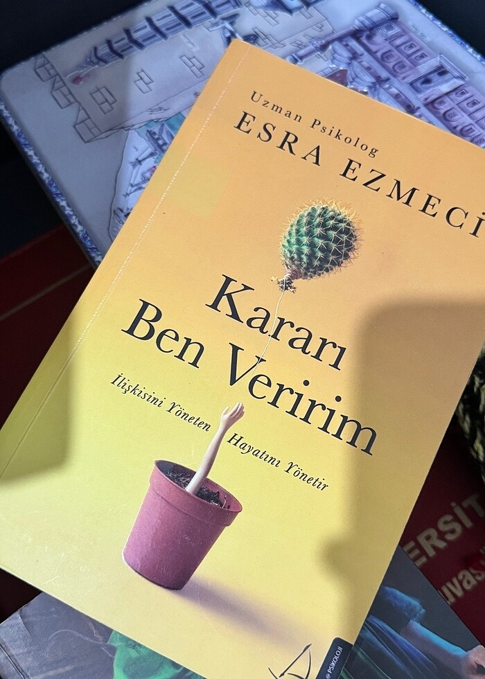 ESRA EZMECİ İKİ KİTAP - Görsel 2