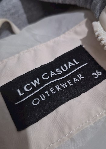 Gri Kapüşonlu Beyaz Kadın Kışlık Mont - Görsel 2