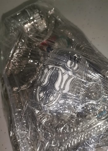 İşlemeli Parlak Altın Renkli Sofra Takımı - Görsel 4