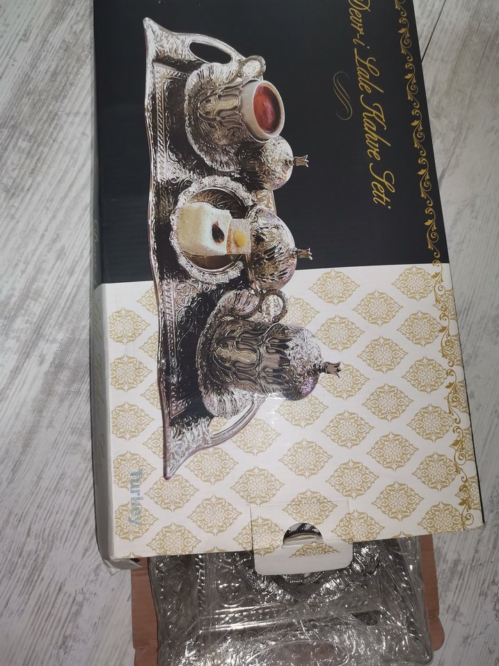 İşlemeli Parlak Altın Renkli Sofra Takımı - Görsel 3