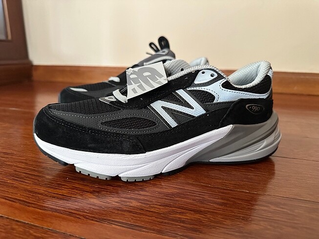 New Balance 990 V6