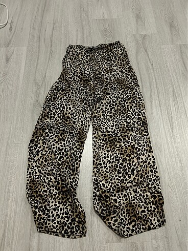 BERSHKA pantolon