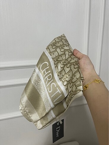 Dior eşarp