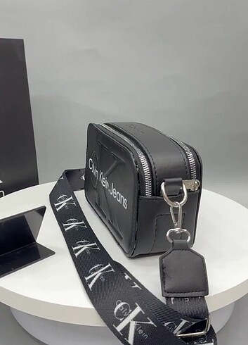 Beden siyah Renk Calvin klein çapraz Ölçüler 21 x 13 cm