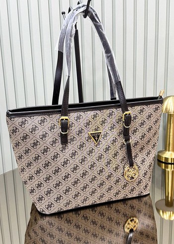 Guess Kova Model 6 Rengiyle Stoklarımızda Ölçüleri: 42x24