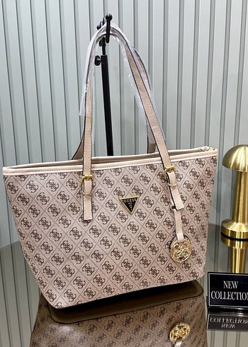 Guess Guess Kova Model 6 Rengiyle Stoklarımızda Ölçüleri: 42x24