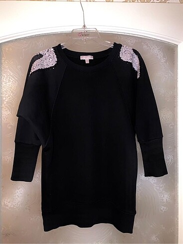 Omuzları pullu sweatshirt