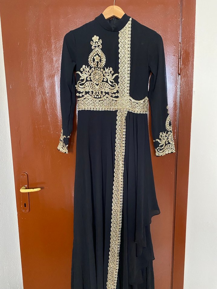 Zincir Detaylı İşlemeli Siyah Uzun Tesettür Elbise - Görsel 3