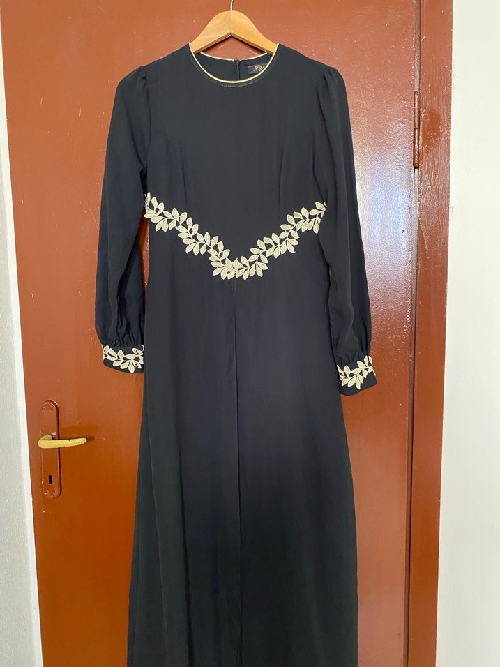 Zincir Detaylı Siyah Uzun Kollu Henna Elbise - Görsel 3