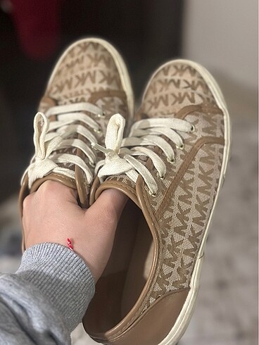 Michael Kors ayakkabı.