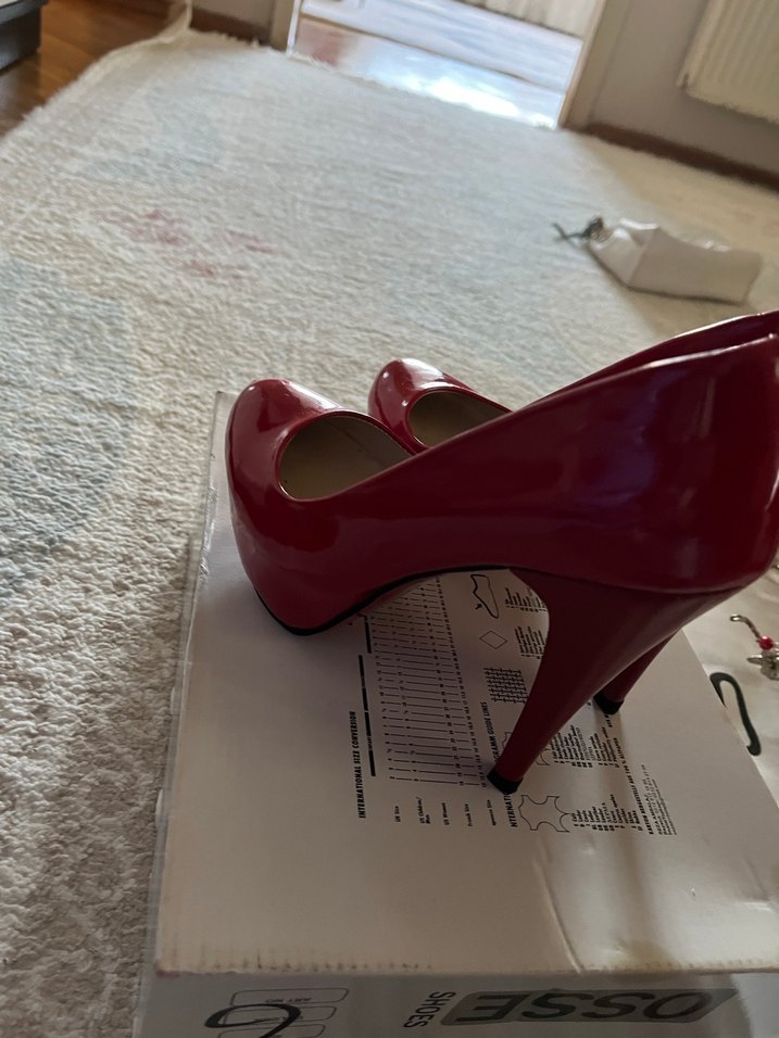 Kırmızı ayakkabım giyilmedi - Görsel 2