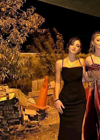 Siyah yırtmaçlı Askılı Uzun Elbise - Görsel 2