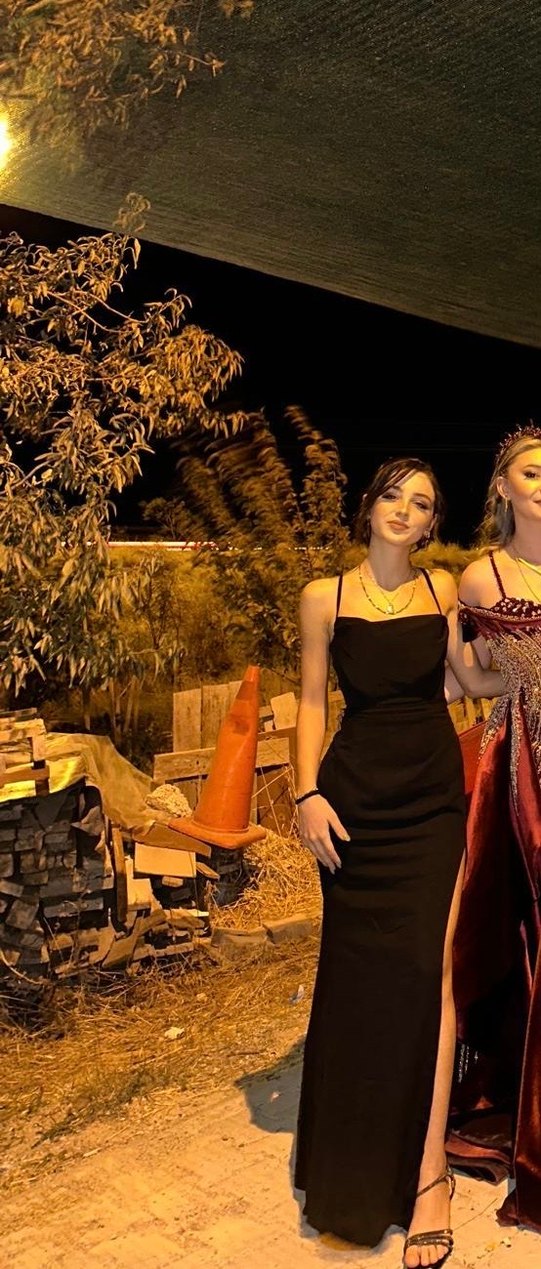 Siyah yırtmaçlı Askılı Uzun Elbise - Görsel 2