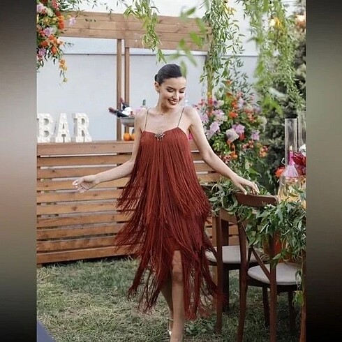 Zara Zara etiketli püsküllü elbise
