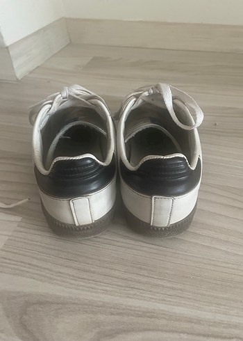Adidas Beyaz Siyah Çizgili Kadın Spor Ayakkabı