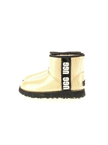Ugg Bot %70 İndirimli.