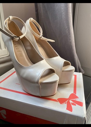 Beyaz Tokalı Yüksek Topuklu Kadın Abiye Ayakkabı. 15 cm topuklu - Görsel 3