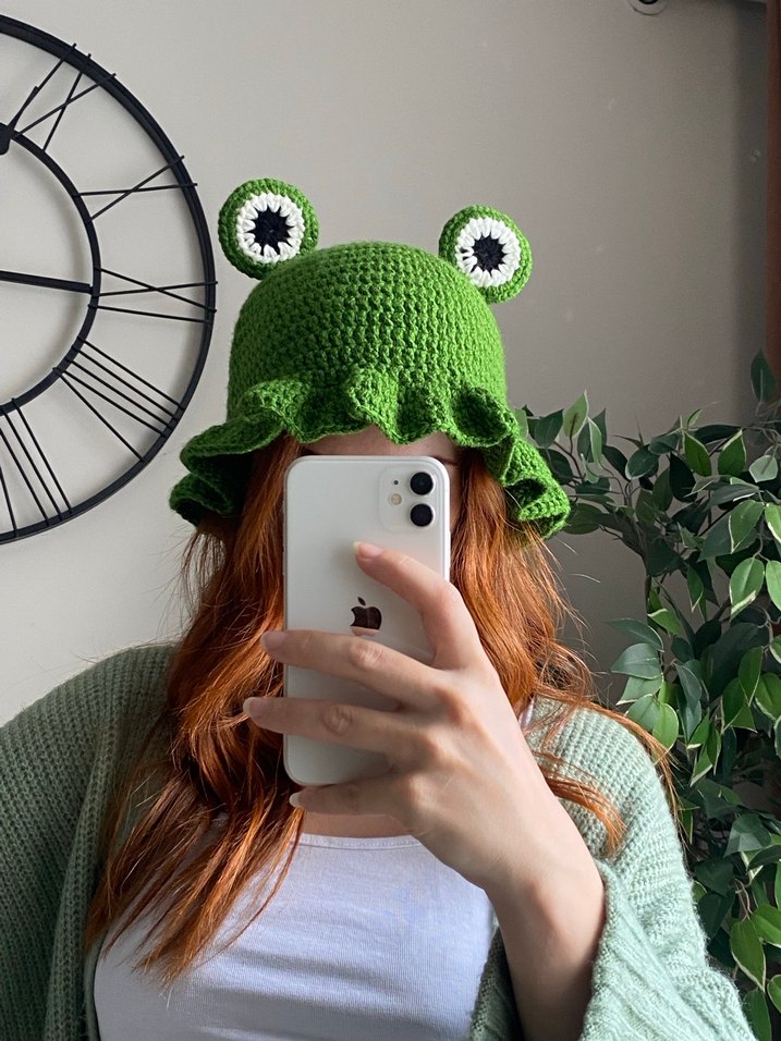 Yeşil Örgü Kurbağa Figürlü Kadın Şapka - Görsel 2