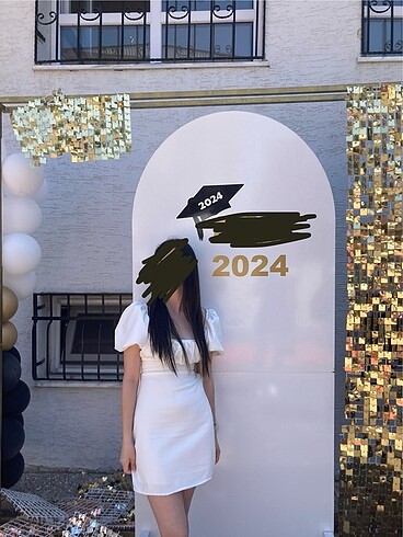 Beyaz balon kollu sırt dekolteli elbise