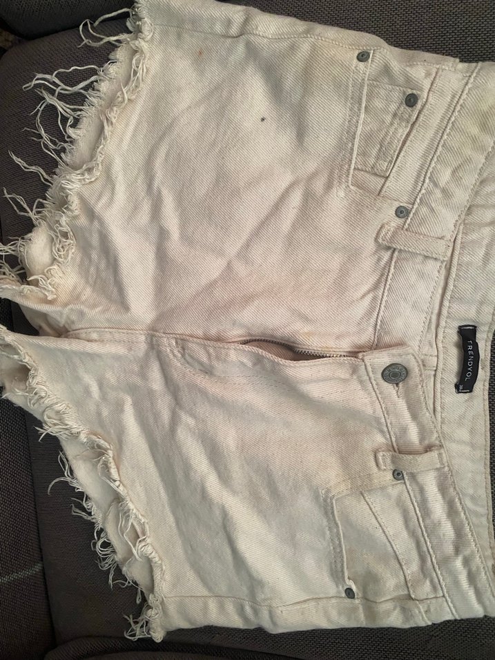 Beyaz Düğmeli Kadın Mini Denim Şort - Görsel 2