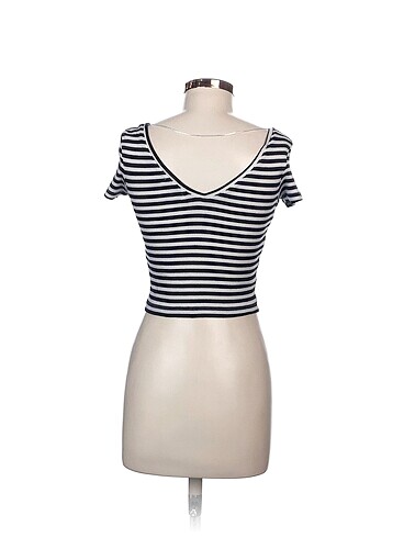 m Beden Pull and Bear T-shirt %70 İndirimli.