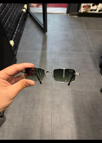 Şeffaf Çerçeveli Gri Kadın Güneş Gözlüğü
