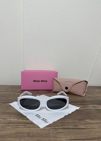 Miu Miu Beyaz Minimalist Kadın Güneş Gözlüğü