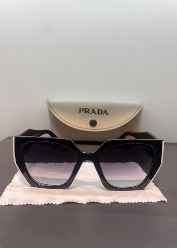Prada Siyah Piliseli Kadın Güneş Gözlüğü