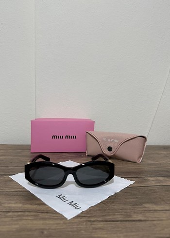 Miu Miu Siyah Minimalist Kadın Güneş Gözlüğü