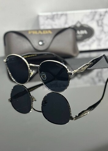 Prada güneş gözlüğü 