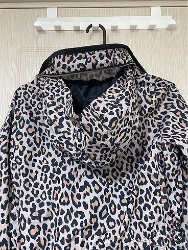 LC Waikiki Leopar yağmurluk