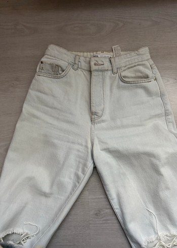 Zara Kadın Beyaz Yırtık Diz Altı Bol Kesim Jean
