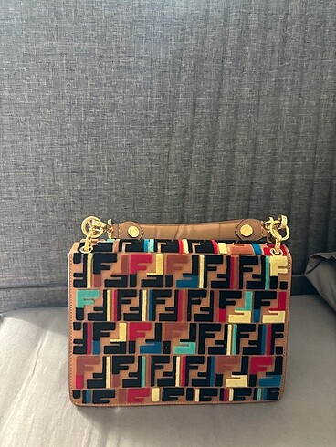  Beden Fendi dokuma logo deri kol çantası