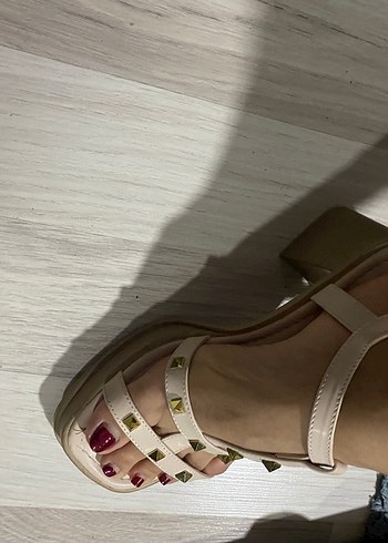 Beyaz Tokalı Kadın Blok Topuklu Sandalet - Görsel 5