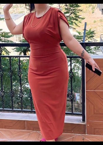 Saten Görünümlü Kahverengi V Yakalı Uzun Elbise - Görsel 2