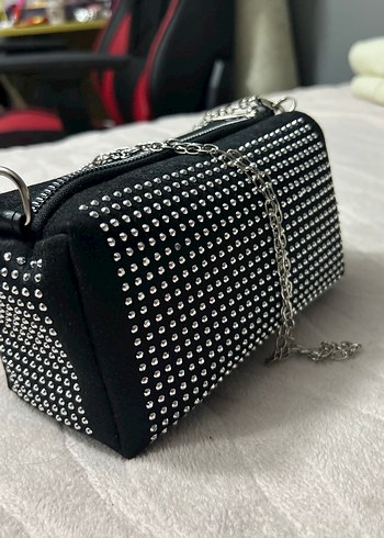 Zincir Detaylı Parlak Siyah Puantiyeli Çanta - Görsel 2