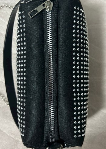 Zincir Detaylı Parlak Siyah Puantiyeli Çanta - Görsel 3