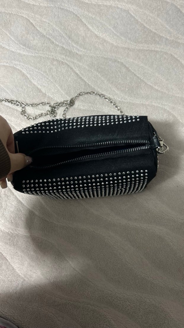 Zincir Detaylı Parlak Siyah Puantiyeli Çanta - Görsel 4